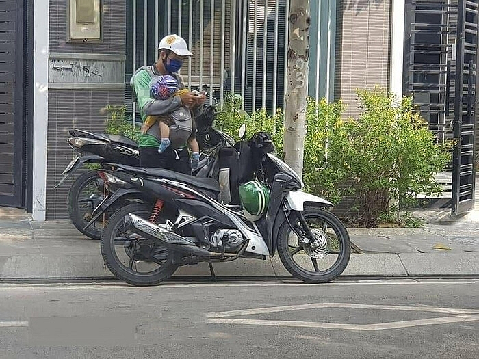 grabbike driver takes 8 month old son to work amid 38c heatwave in sai gon